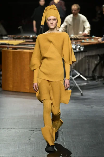 Look 24